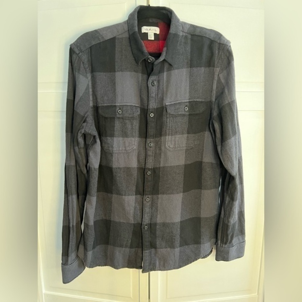 THE RAIL men’s Long sleeve button-down shirt. Men’s large black plaid.